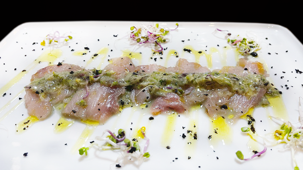 46. Sashimi de atún de "Petaca Chico", con salsa picante de chile y jengibre